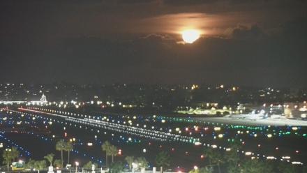 SD Lindbergh Airport & Bay Live Webcam - Dec 3, 2025, 4:57am PST