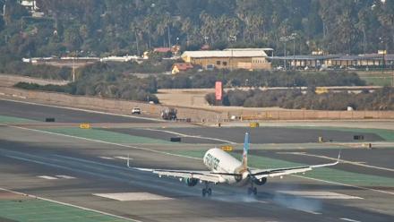 SD Lindbergh Airport & Bay Live Webcam - Nov 10, 2025, 10:55am PST