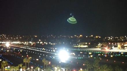 SD Lindbergh Airport & Bay Live Webcam - Jan 9, 2026, 9:13pm PST