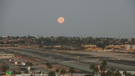 SD Lindbergh Airport & Bay Live Webcam - Feb 1, 2026, 6:34am PST