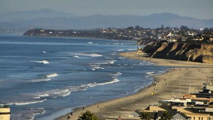 Del Mar Beach Overlook Roaming Live Webcam - Nov 28, 2025, 8:41am PST