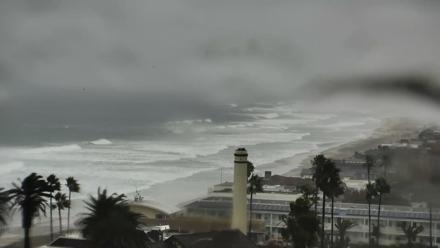 Del Mar Beach Overlook Roaming Live Webcam - Nov 15, 2025, 8:42am PST