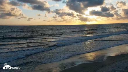 Carlsbad Beach Surf Live Webcam - May 5, 2026, 7:11pm PDT