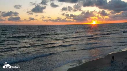 Carlsbad Beach Surf Live Webcam - May 5, 2026, 7:32pm PDT