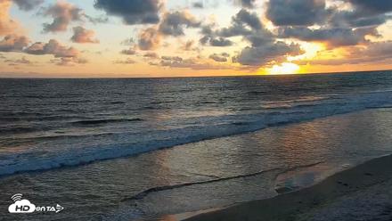 Carlsbad Beach Surf Live Webcam - May 5, 2026, 7:22pm PDT