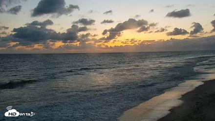Carlsbad Beach Surf Live Webcam - May 27, 2026, 7:57pm PDT