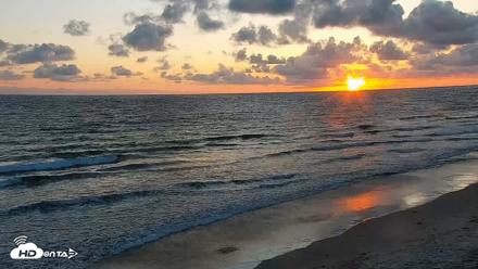 Carlsbad Beach Surf Live Webcam - May 5, 2026, 7:31pm PDT