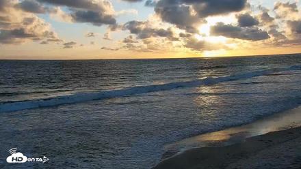 Carlsbad Beach Surf Live Webcam - May 5, 2026, 7:11pm PDT
