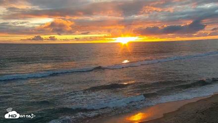 Carlsbad Beach Surf Live Webcam - Apr 12, 2026, 7:17pm PDT