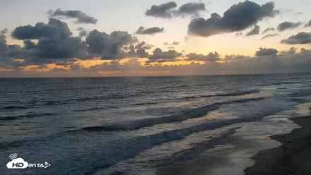 Carlsbad Beach Surf Live Webcam - May 27, 2026, 7:59pm PDT