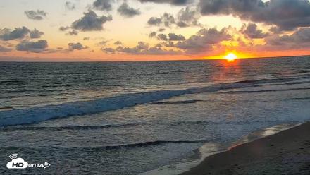 Carlsbad Beach Surf Live Webcam - May 5, 2026, 7:34pm PDT
