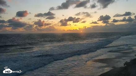 Carlsbad Beach Surf Live Webcam - May 27, 2026, 7:48pm PDT