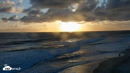 Carlsbad Beach Surf Live Webcam - May 27, 2026, 7:26pm PDT