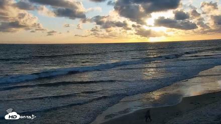 Carlsbad Beach Surf Live Webcam - May 5, 2026, 7:11pm PDT