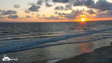 Carlsbad Beach Surf Live Webcam - May 5, 2026, 7:31pm PDT