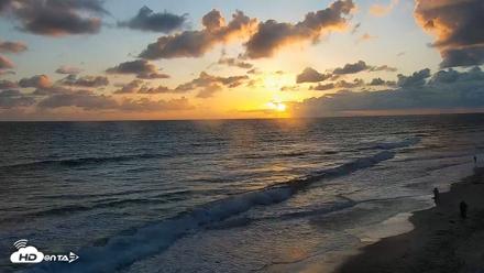 Carlsbad Beach Surf Live Webcam - May 27, 2026, 7:42pm PDT