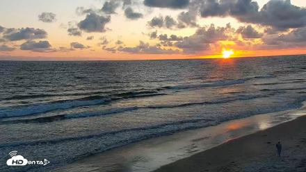 Carlsbad Beach Surf Live Webcam - May 5, 2026, 7:31pm PDT