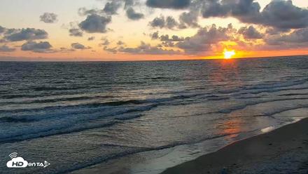 Carlsbad Beach Surf Live Webcam - May 5, 2026, 7:31pm PDT