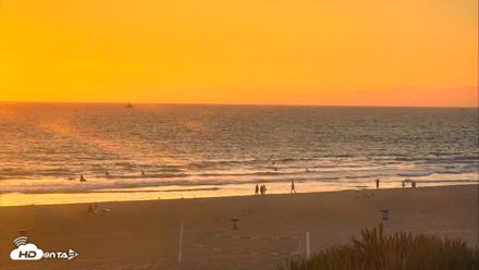 El Porto Beach Roving Live Cam - Sep 18, 2026, 6:45pm PDT
