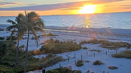 Oceans Reach Sanibel Island Live Cam - Dec 13, 2025, 7:19am EST