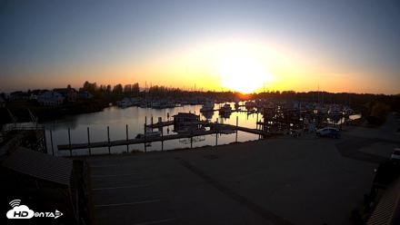 Point Roberts Marina NW Live Webcam - Apr 22, 2026, 8:09pm PDT