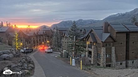 Mountain Lodge Telluride Live Webcam - Apr 16, 2026, 7:58pm MDT