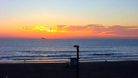 El Porto - Manhattan Beach Live Surf Webcam - Oct 19, 2025, 6:15pm PDT