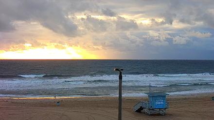 El Porto - Manhattan Beach Live Surf Webcam - Feb 17, 2026, 5:01pm PST
