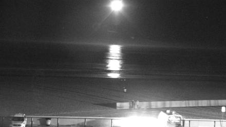 Venice Beach Live Surf Cam - Nov 25, 2025, 9:01pm PST