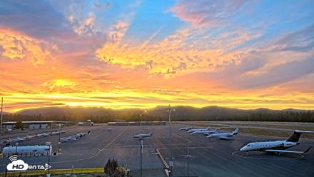 Truckee Tahoe Airport Live Webcam - Aug 27, 2026, 7:47pm PDT