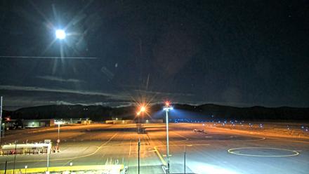 Truckee Tahoe Airport Live Webcam - Dec 3, 2025, 3:59am PST