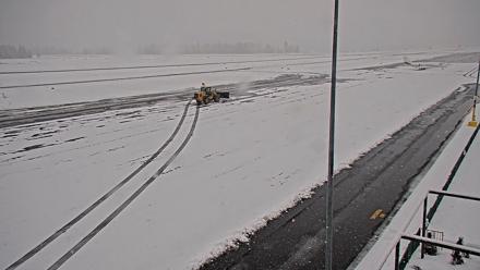Truckee Tahoe Airport Live Webcam - Jan 4, 2026, 12:32pm PST