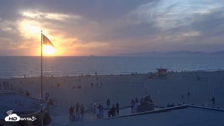 Hermosa Beach Pier North Live Webcam - Apr 18, 2026, 7:21pm PDT