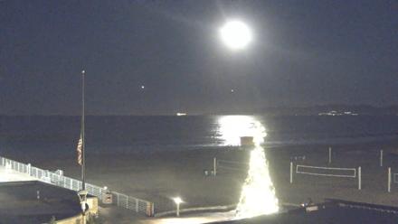 Hermosa Beach Pier North Live Webcam - Dec 4, 2025, 5:48am PST