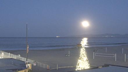 Hermosa Beach Pier North Live Webcam - Dec 4, 2025, 6:10am PST