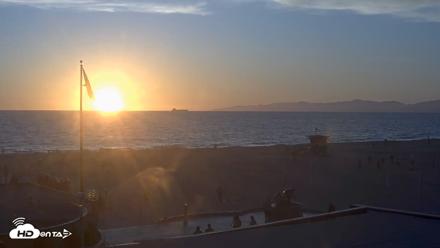 Hermosa Beach Pier North Live Webcam - Apr 20, 2026, 7:24pm PDT