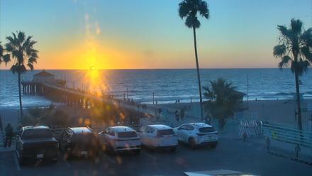 Manhattan Beach Pier North Live Cam - Oct 15, 2025, 6:19pm PDT