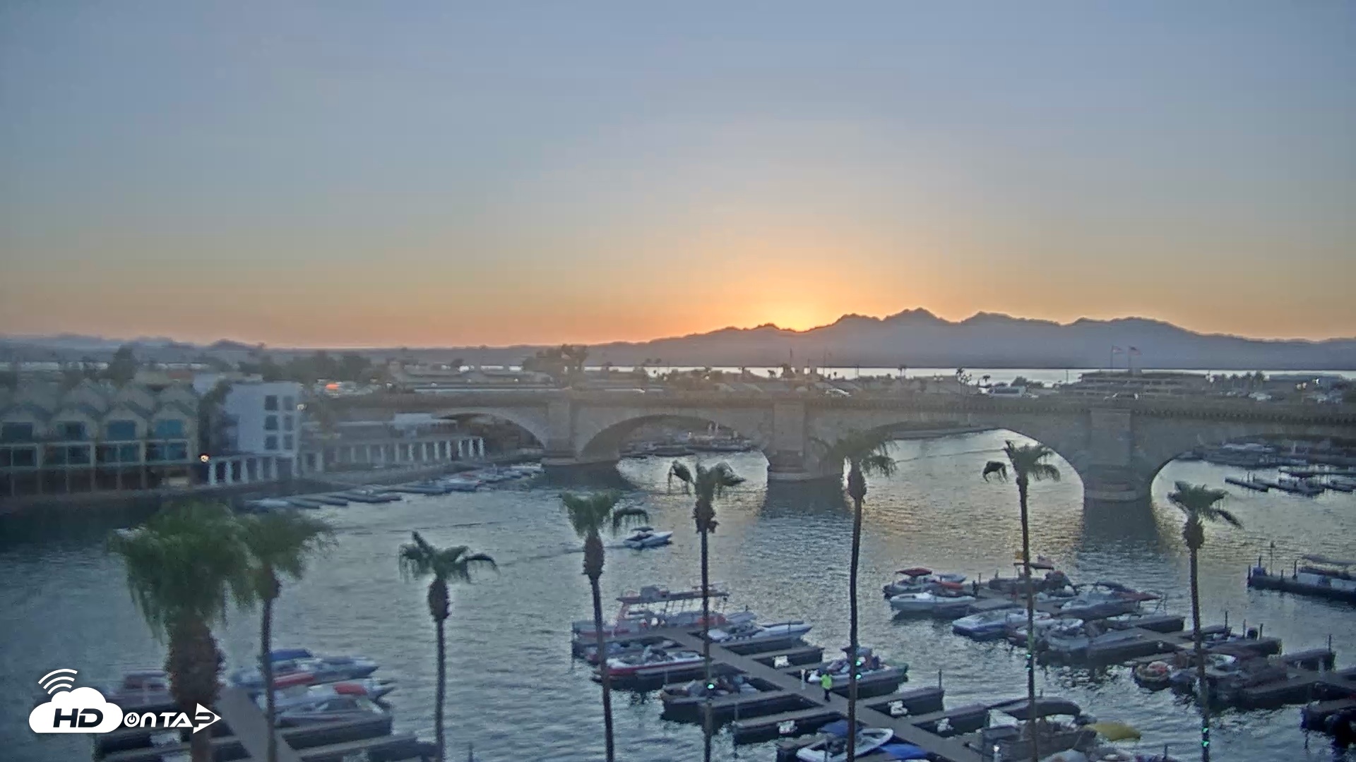 Snapshot of Lake Havasu London Bridge Live Webcam taken Aug 1, 2026, 7:35pm MST