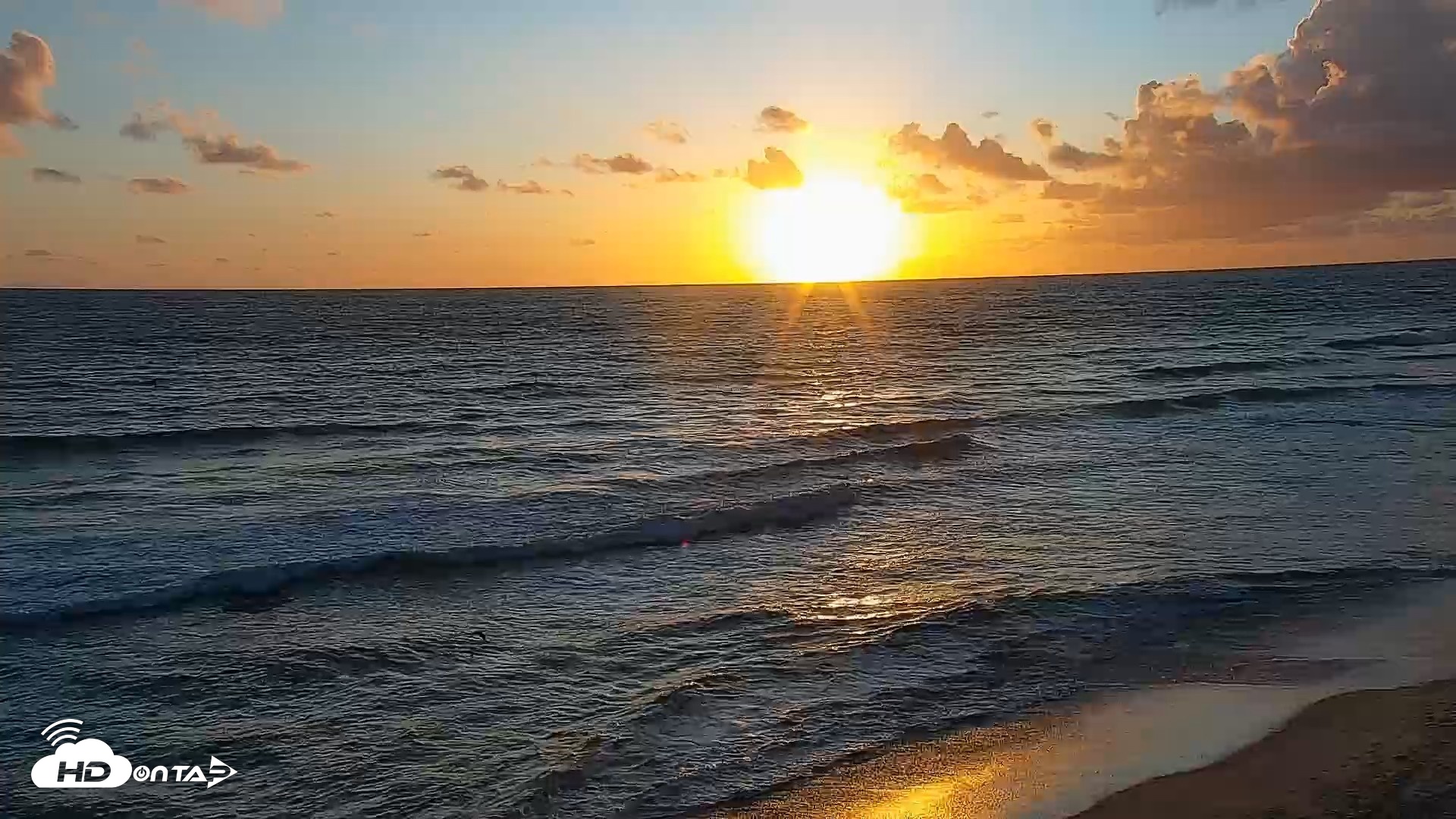 Snapshot of 17th St. Del Mar Beach - 4K SW Live Webcam taken Apr 13, 2026, 7:10pm PDT