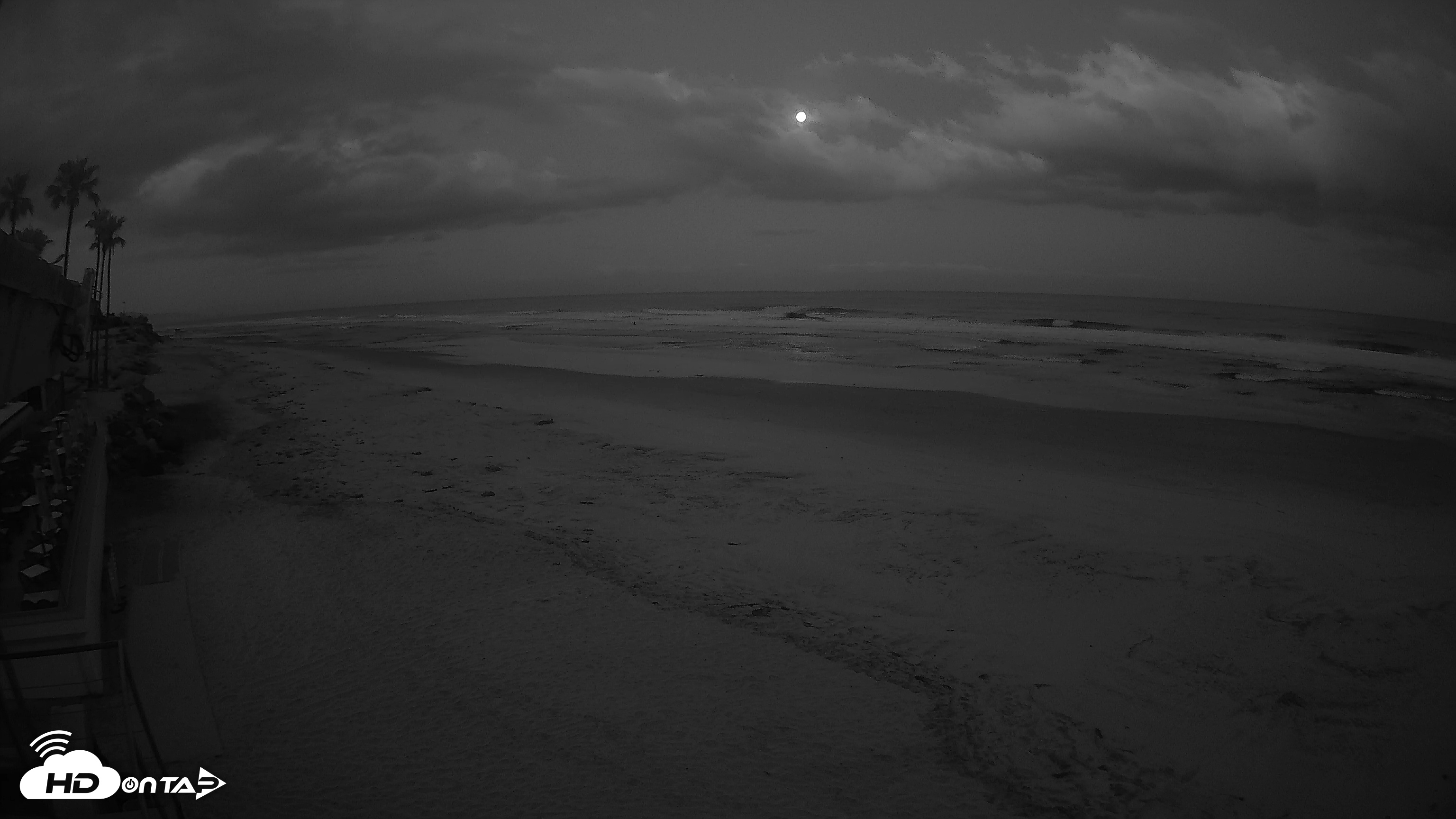 Snapshot of 17th St. Del Mar Beach - 4K SW Live Webcam taken May 14, 2025, 5:30am PDT