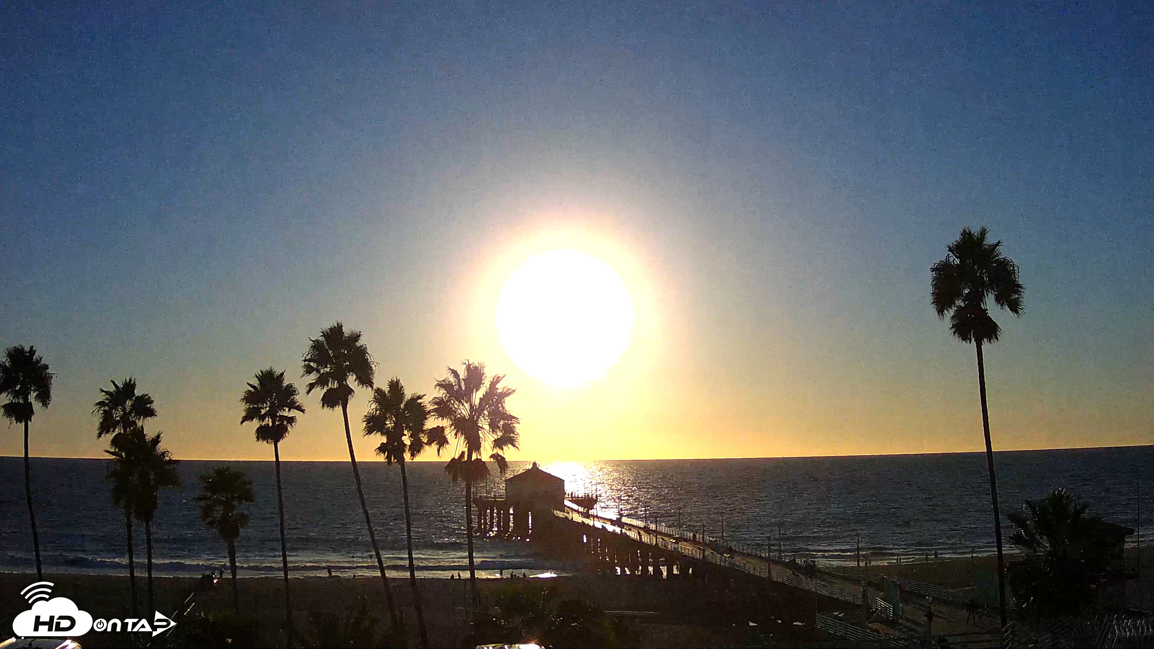 Snapshot of Manhattan Beach Pier Ultra HD Live Webcam taken Oct 15, 2025, 5:46pm PDT