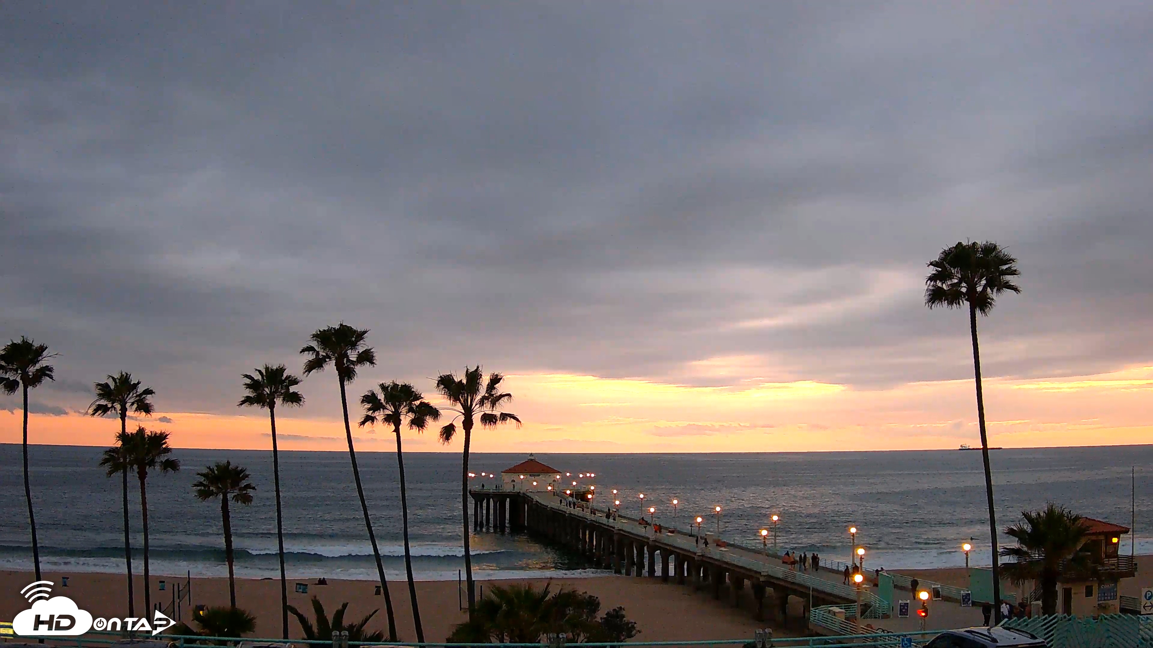 Snapshot of Manhattan Beach Pier Ultra HD Live Webcam taken Apr 17, 2025, 7:38pm PDT