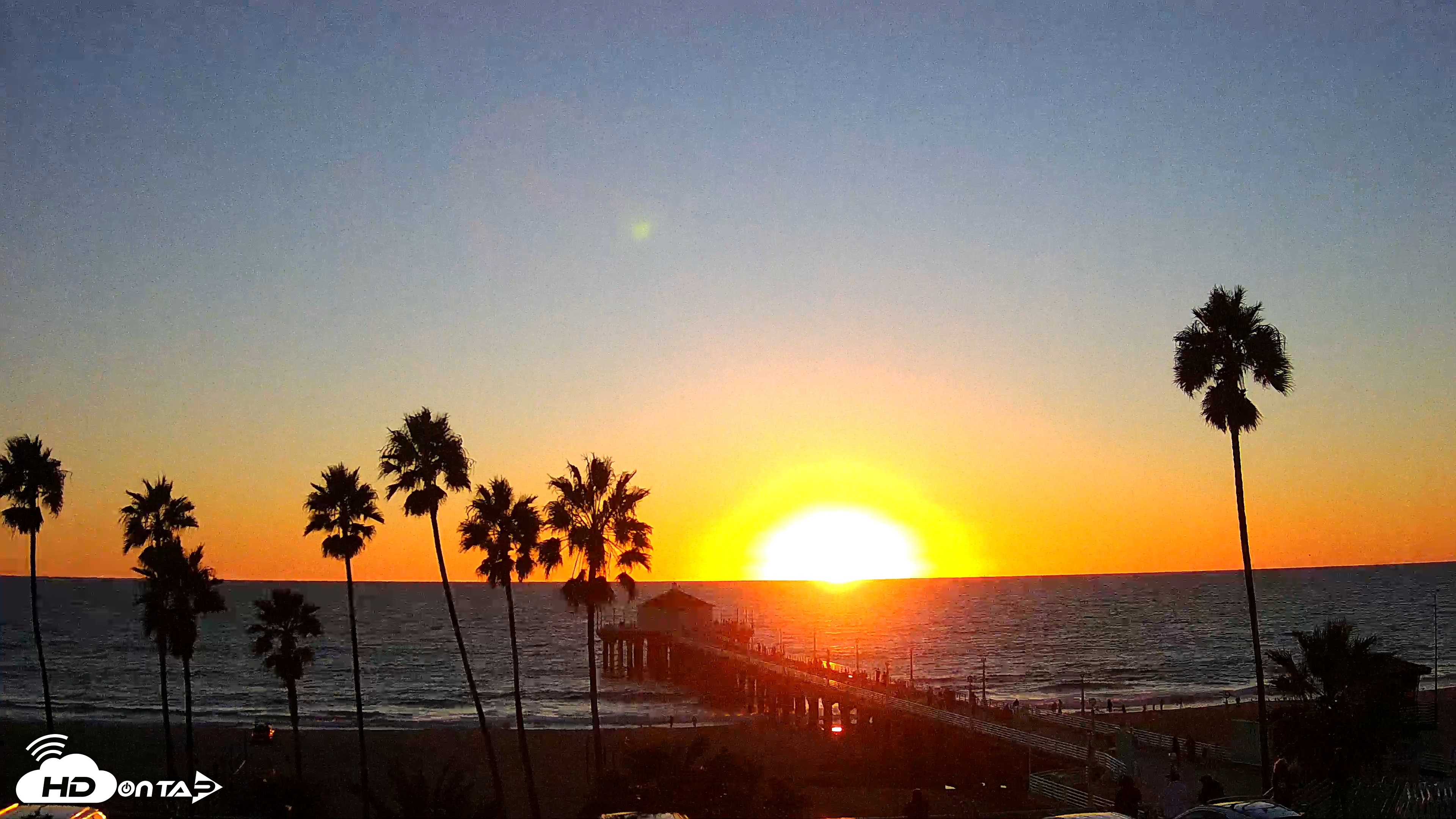 Snapshot of Manhattan Beach Pier Ultra HD Live Webcam taken Oct 15, 2025, 6:15pm PDT