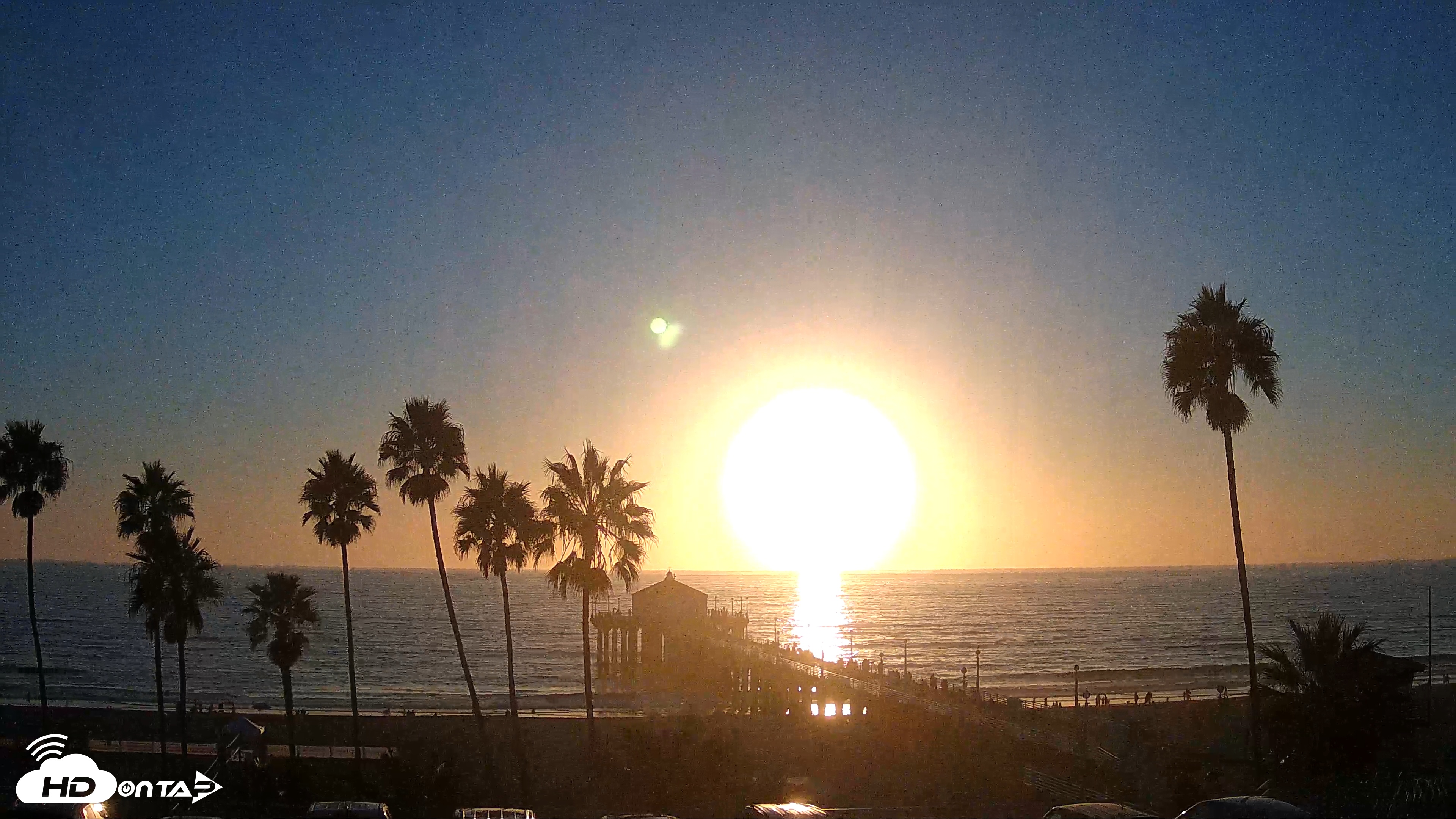 Snapshot of Manhattan Beach Pier Ultra HD Live Webcam taken Oct 11, 2025, 6:04pm PDT