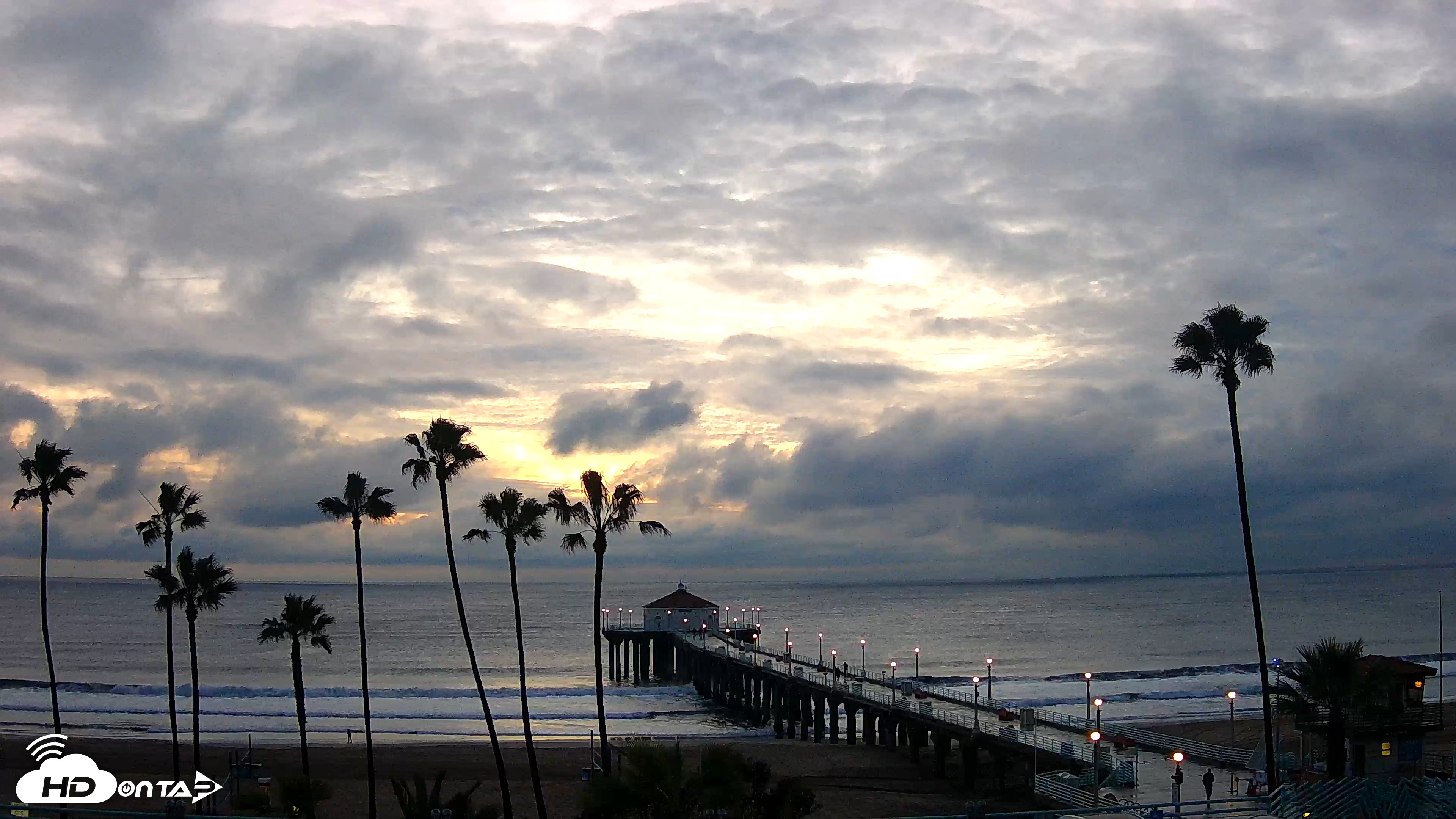 Snapshot of Manhattan Beach Pier Ultra HD Live Webcam taken Feb 12, 2025, 5:45pm PST