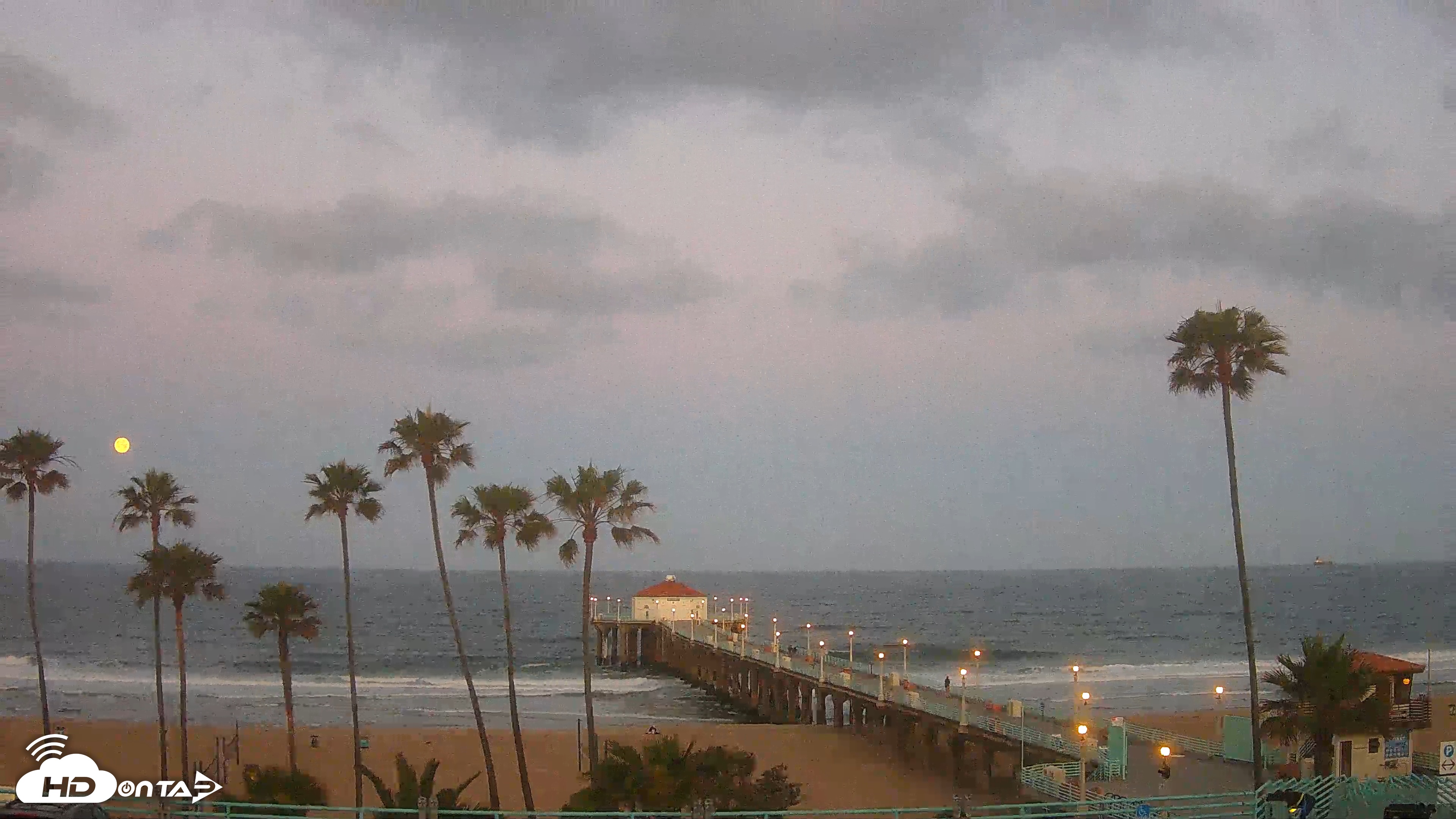 Snapshot of Manhattan Beach Pier Ultra HD Live Webcam taken May 13, 2025, 5:45am PDT