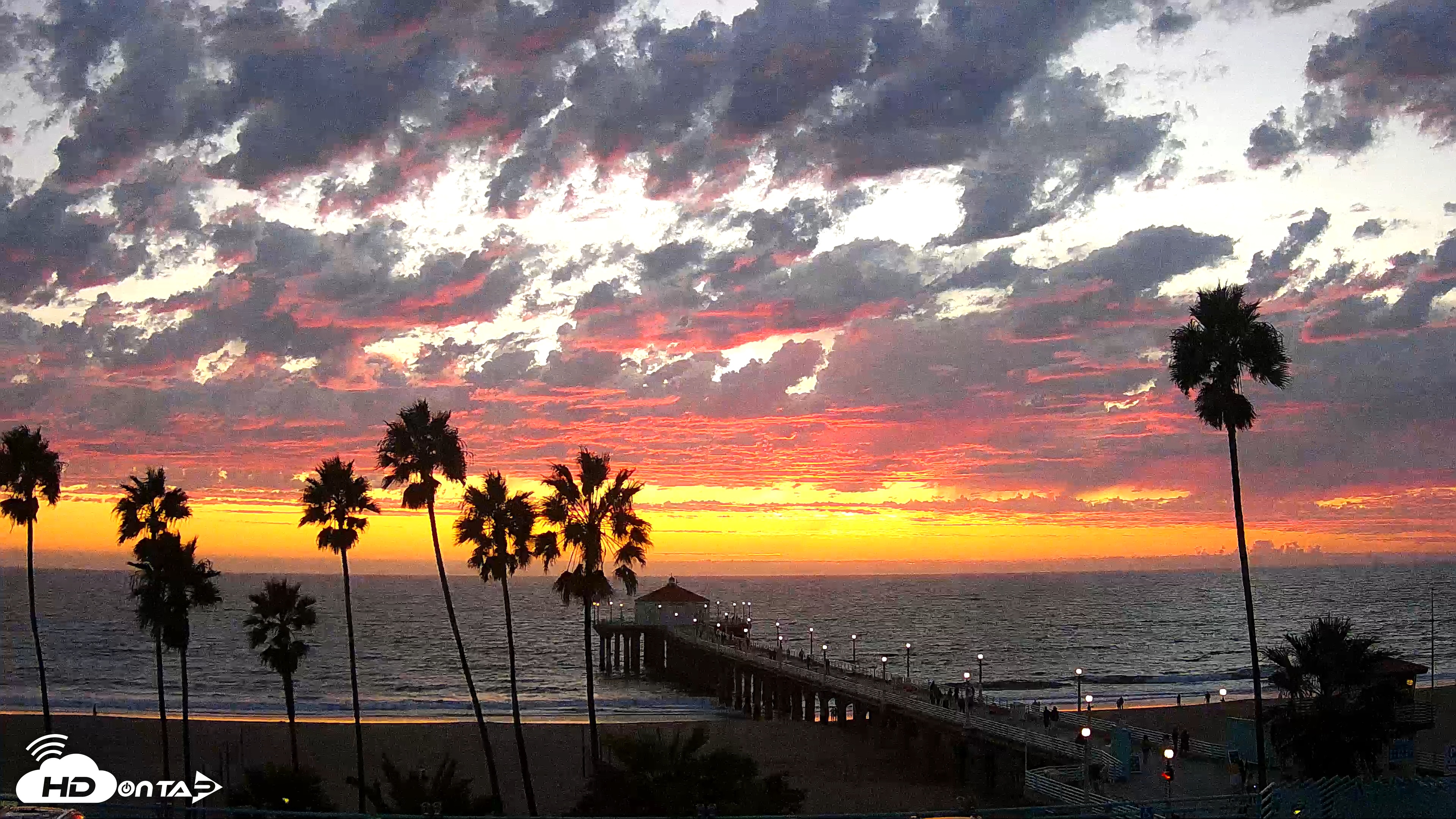 Snapshot of Manhattan Beach Pier Ultra HD Live Webcam taken Oct 21, 2025, 6:24pm PDT