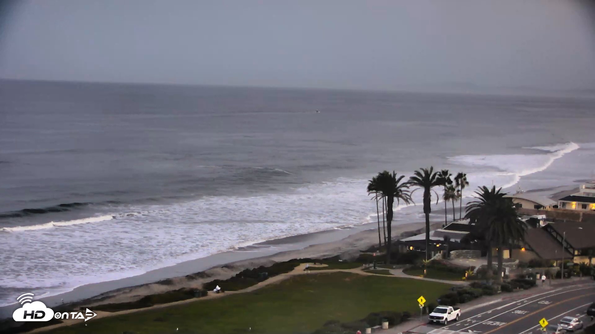 Snapshot of Del Mar Beach Overlook Roaming Live Webcam taken Oct 13, 2026, 6:40am PDT