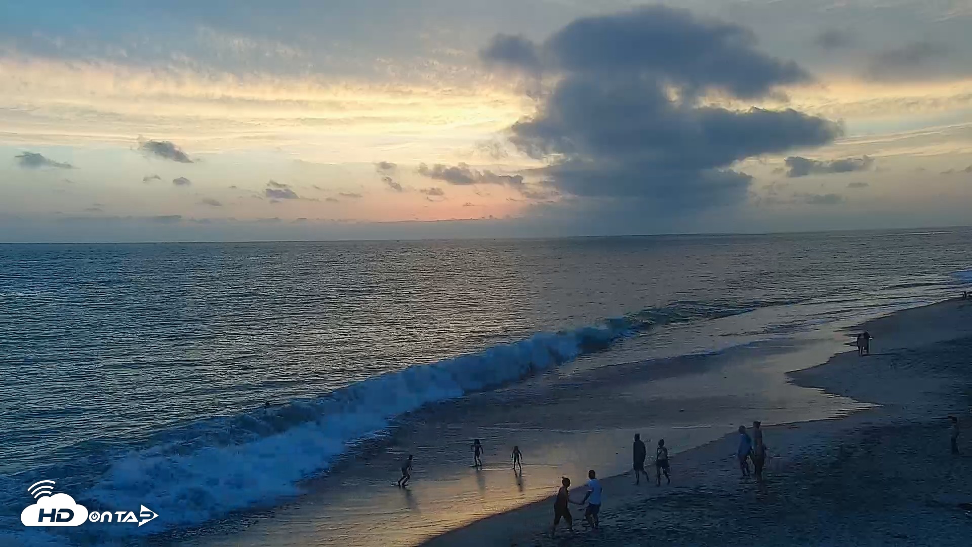 Snapshot of Carlsbad Beach Surf Live Webcam taken Aug 10, 2026, 7:41pm PDT