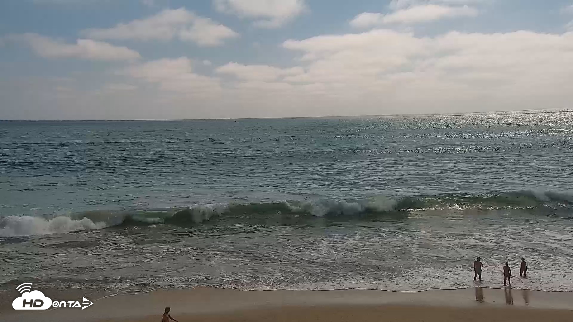 Snapshot of Carlsbad Beach Surf Live Webcam taken Aug 12, 2026, 3:52pm PDT